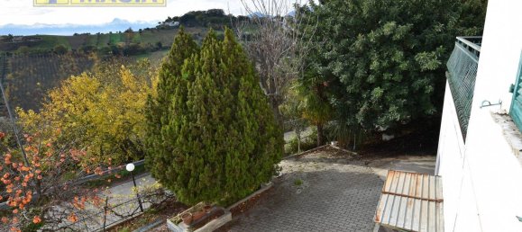 Casa de 6 habitaciónes en Colonnella, Italy No. 124714 9