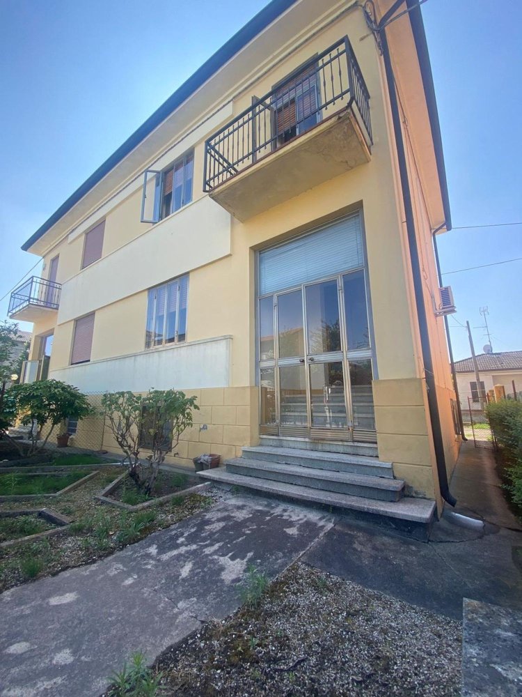 6 rooms House in Castagnaro, Italy No. 54276
