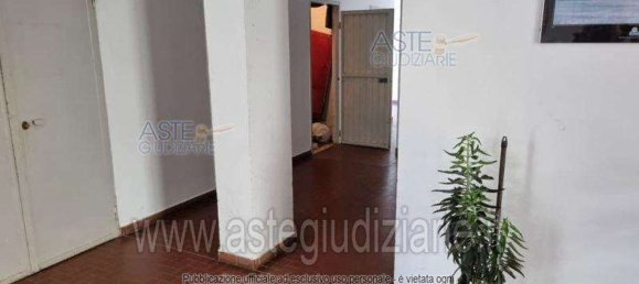 5 rooms Apartment in Livorno, Italy No. 41732 4