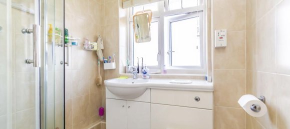 4 bedrooms House in South Croydon, United Kingdom No. 8099 9