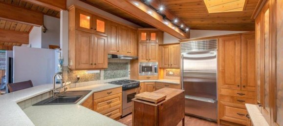 4 bedrooms House in British Columbia, Canada No. 1279 6