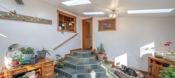 4 bedrooms House in British Columbia, Canada No. 1279 3