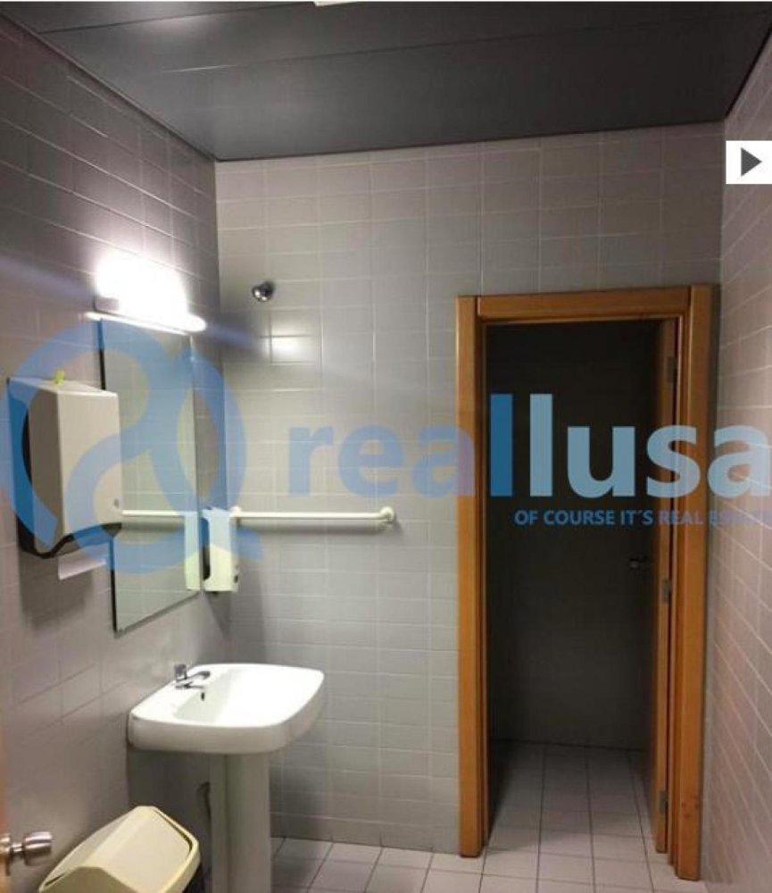 192m² Shop in Vila Nova de Gaia, Portugal No. 8127