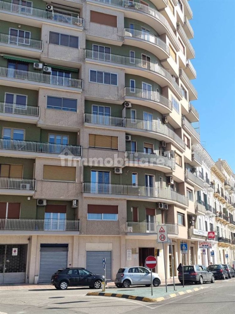 Коммерческая недвижимость с 3 комнатами в Таранто, Италия № 235081