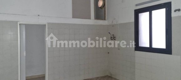 Коммерческая недвижимость с 3 комнатами в Таранто, Италия № 235081 4