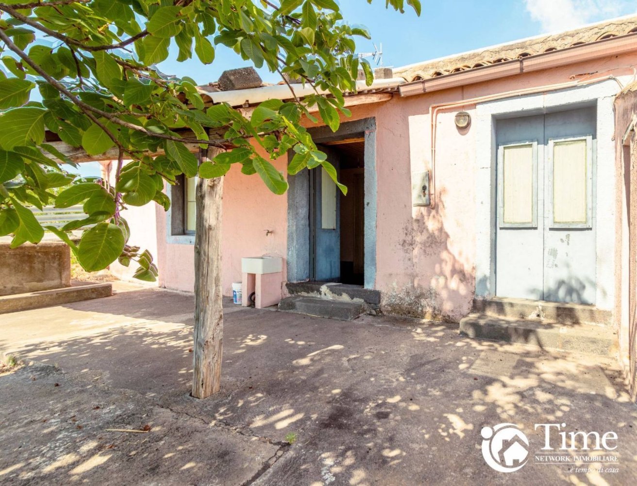 Casa de 4 dormitorios en Milo, Italy No. 331560