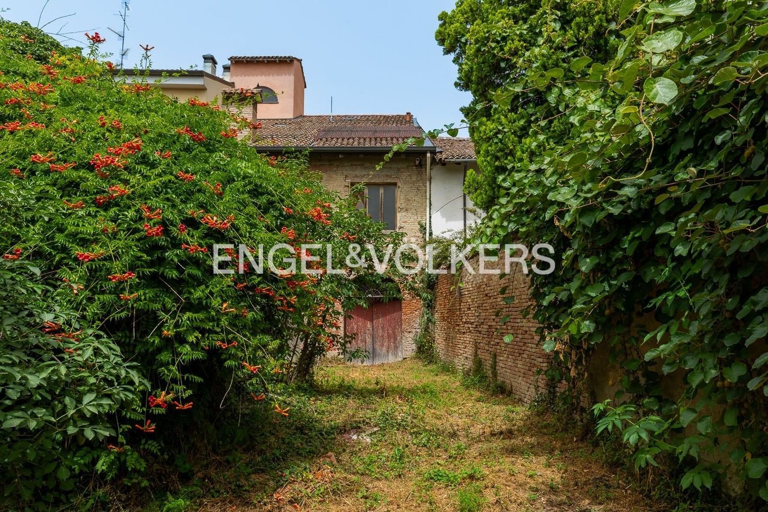 7 bedrooms House in Cento, Italy No. 395209