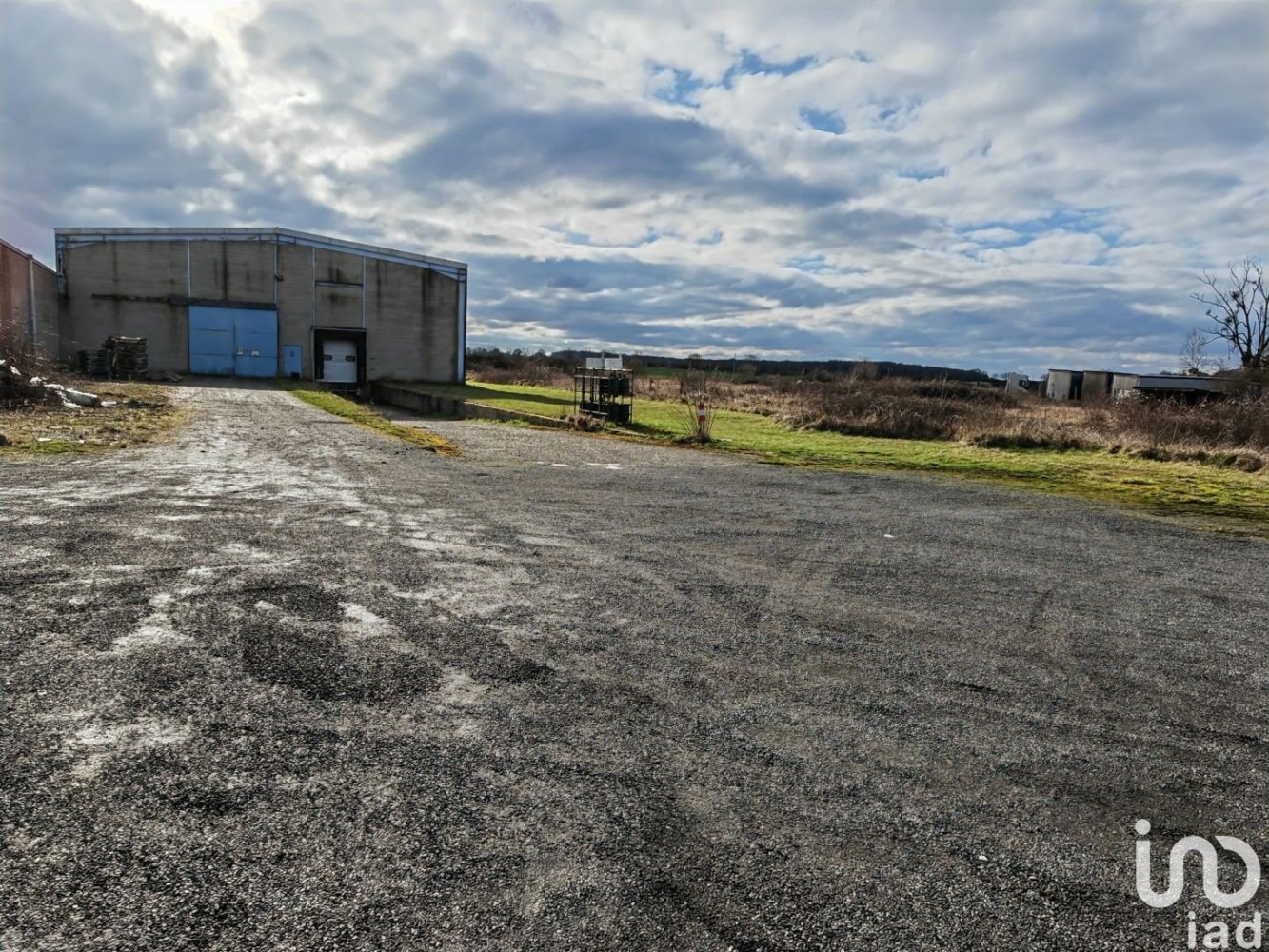 Propriété commerciale à Tricot, France 8000m² No. 254658