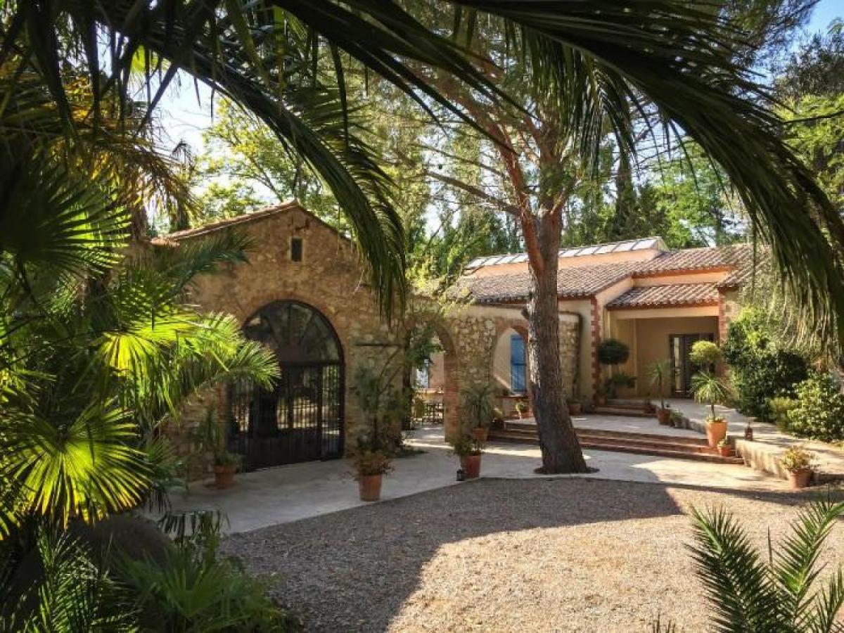 16 bedrooms House in Thuir, France No. 21426