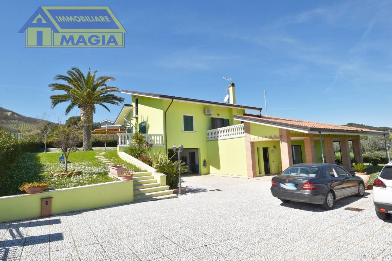 6 rooms Villa in Martinsicuro, Italy No. 175583