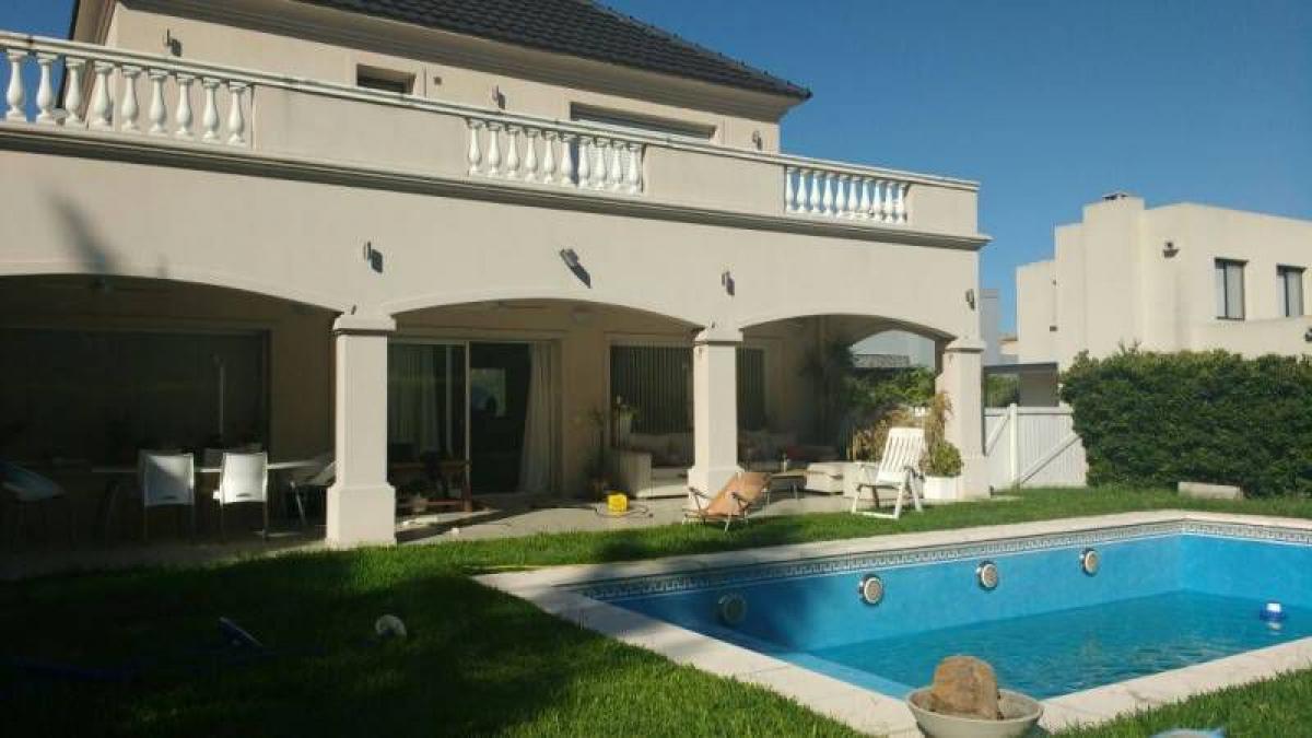 Casa de 3 dormitorios en San Fernando, Argentina No. 55239