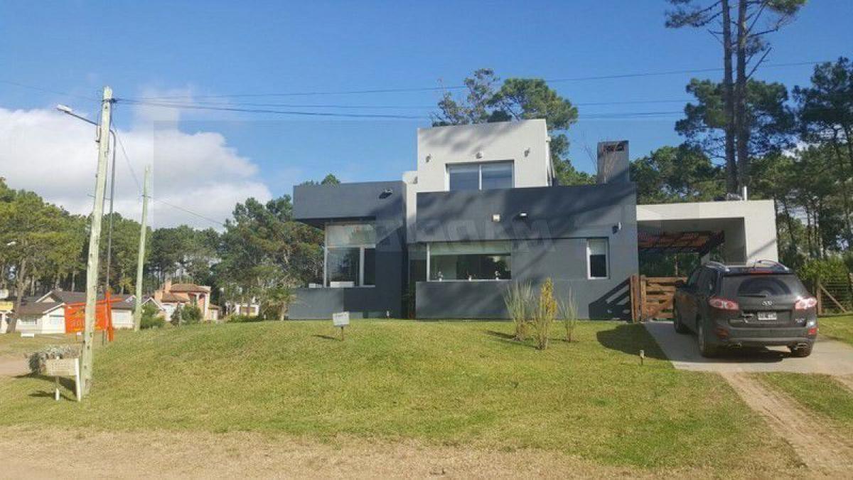 3 bedrooms House in Mar del Plata, Argentina No. 100011