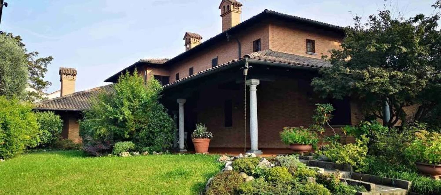 13 rooms Villa in Muggiò, Italy No. 3657