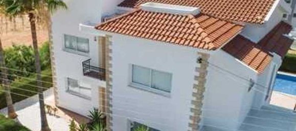 4 bedrooms House in Mesa Geitonia, Cyprus No. 10661 2