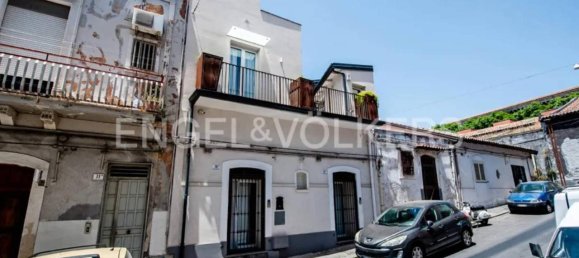 Дом с 6 комнатами в Катания, Италия № 36842 2