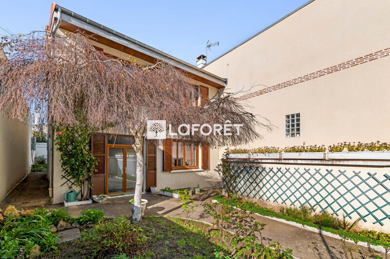 Casa de 3 dormitorios en Suresnes, France No. 188280