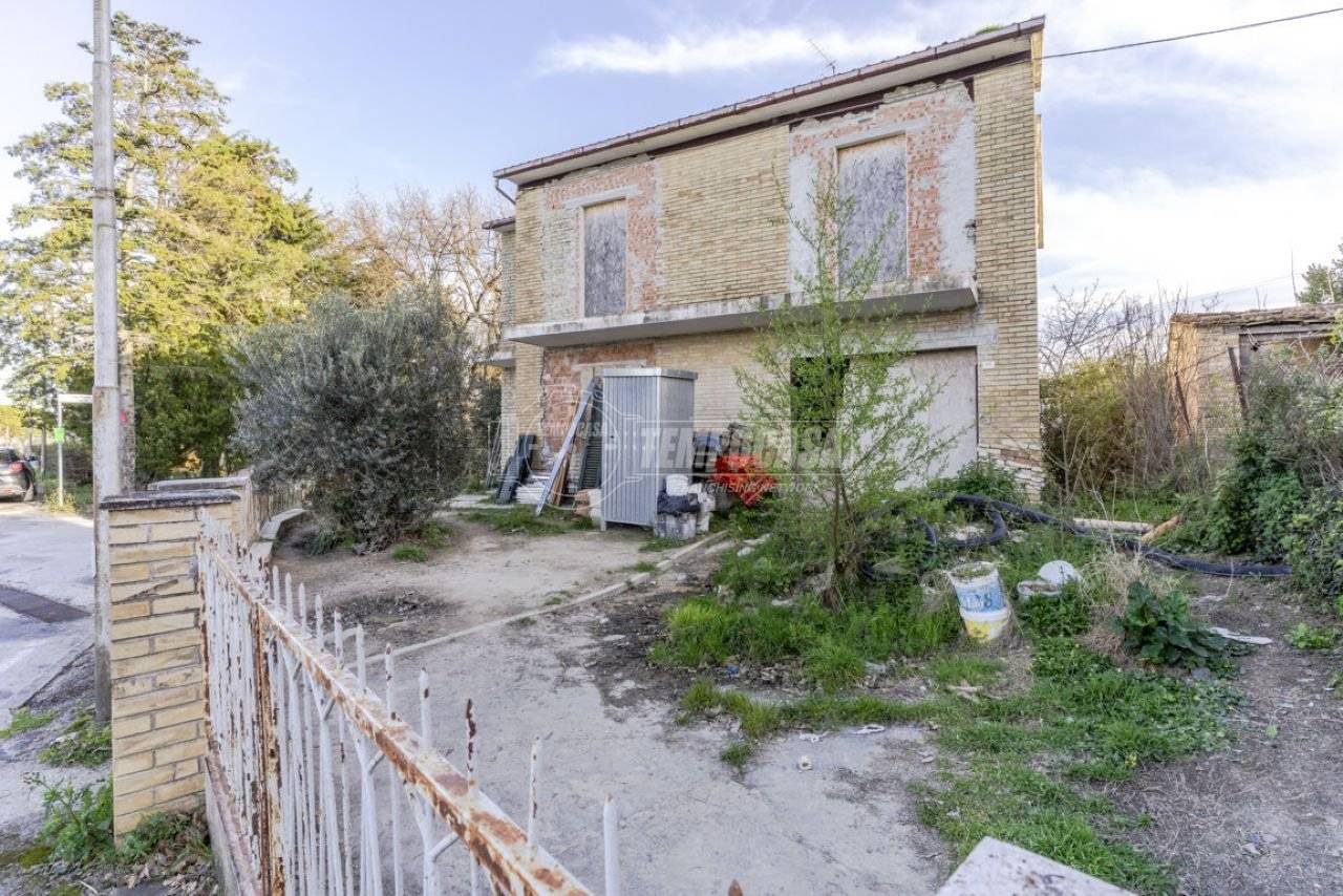 Дом с 4 спальнями в Коридония, Италия № 115158