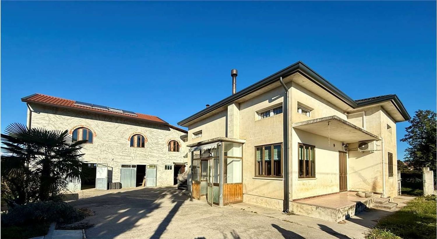 9 rooms House in Pordenone, Italy No. 169296