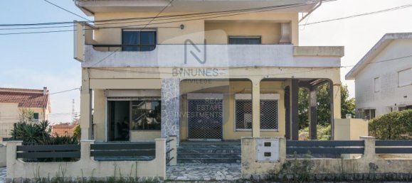 3 bedrooms Villa in Almada, Portugal No. 146779 2