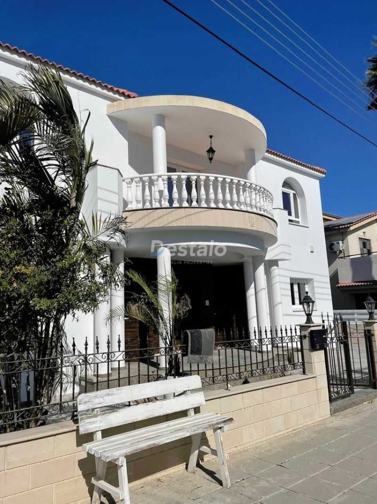 5 bedrooms House in Aradippou, Cyprus No. 15145