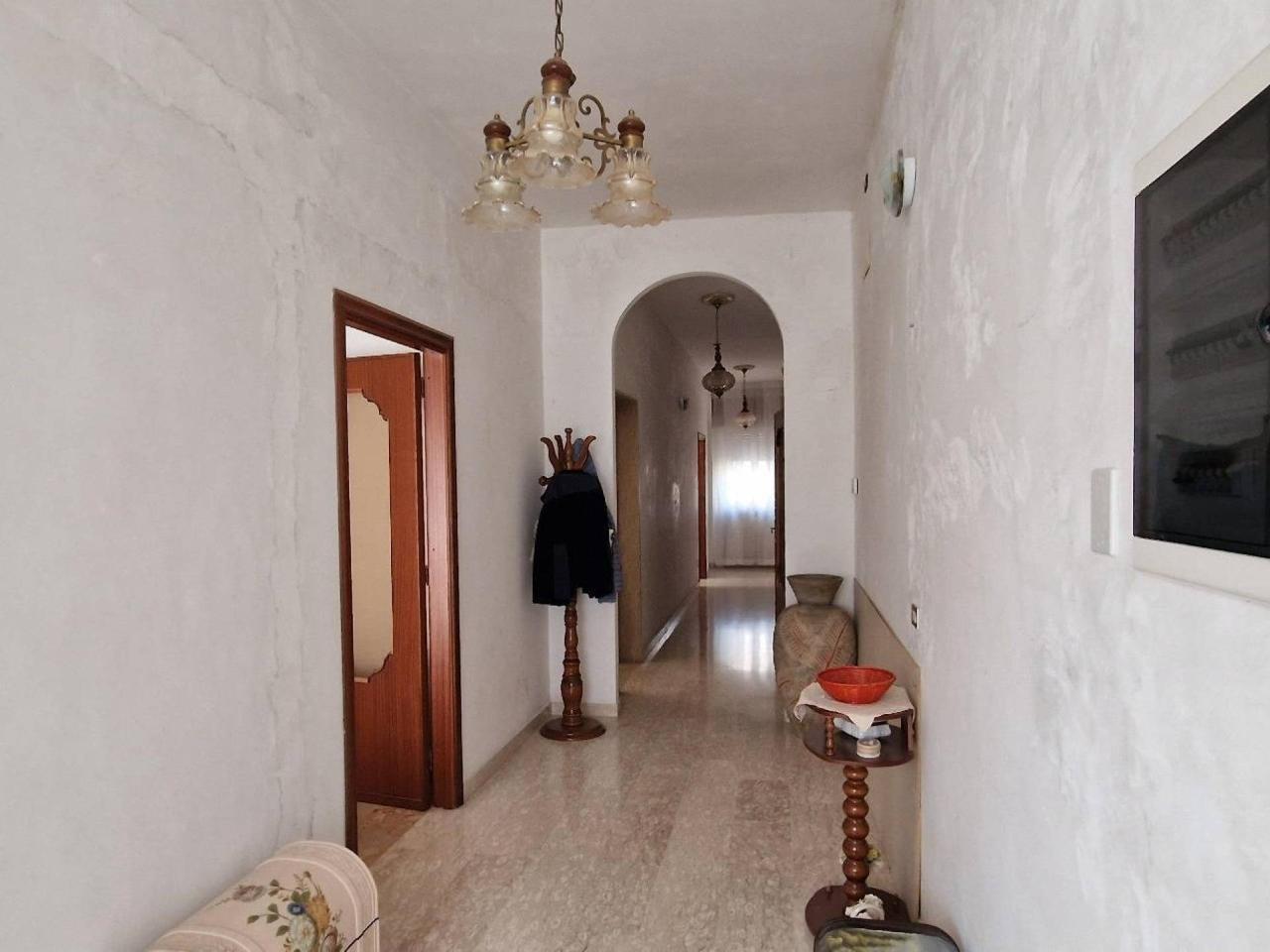 Дом с 5 комнатами в Сторнара, Италия № 92485