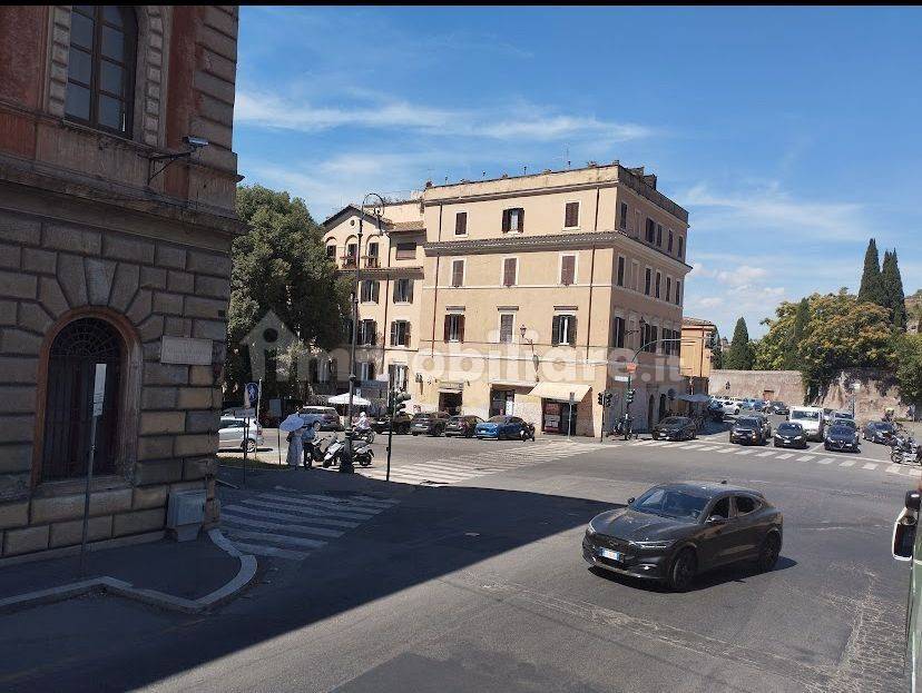 Коммерческая недвижимость с 1 комнатой в Рим, Италия № 198629