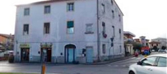 3 rooms Apartment in Lucca, Italy No. 197047 8