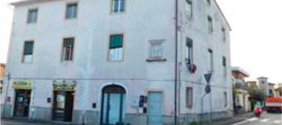 3 rooms Apartment in Lucca, Italy No. 197047 7