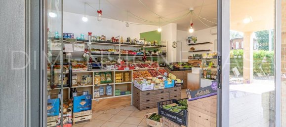 2 rooms Commercial property in Carpi, Italy No. 224036 2