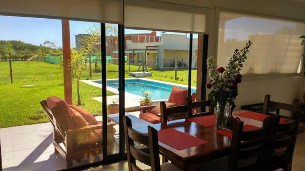 Casa de 4 dormitorios en Pilar, Argentina No. 79386