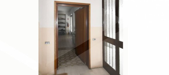 Oficina de 3 habitaciónes en Parabiago, Italy No. 22030 5
