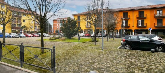 Oficina de 3 habitaciónes en Parabiago, Italy No. 22030 2