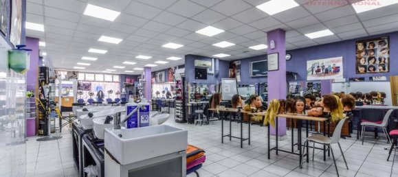 171m² Commercial property in Madrid, Spain No. 165556 5