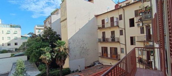 3 rooms Apartment in Florence, Italy No. 265198 2