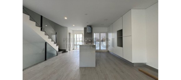 4 bedrooms House in Corroios, Portugal No. 102833 3