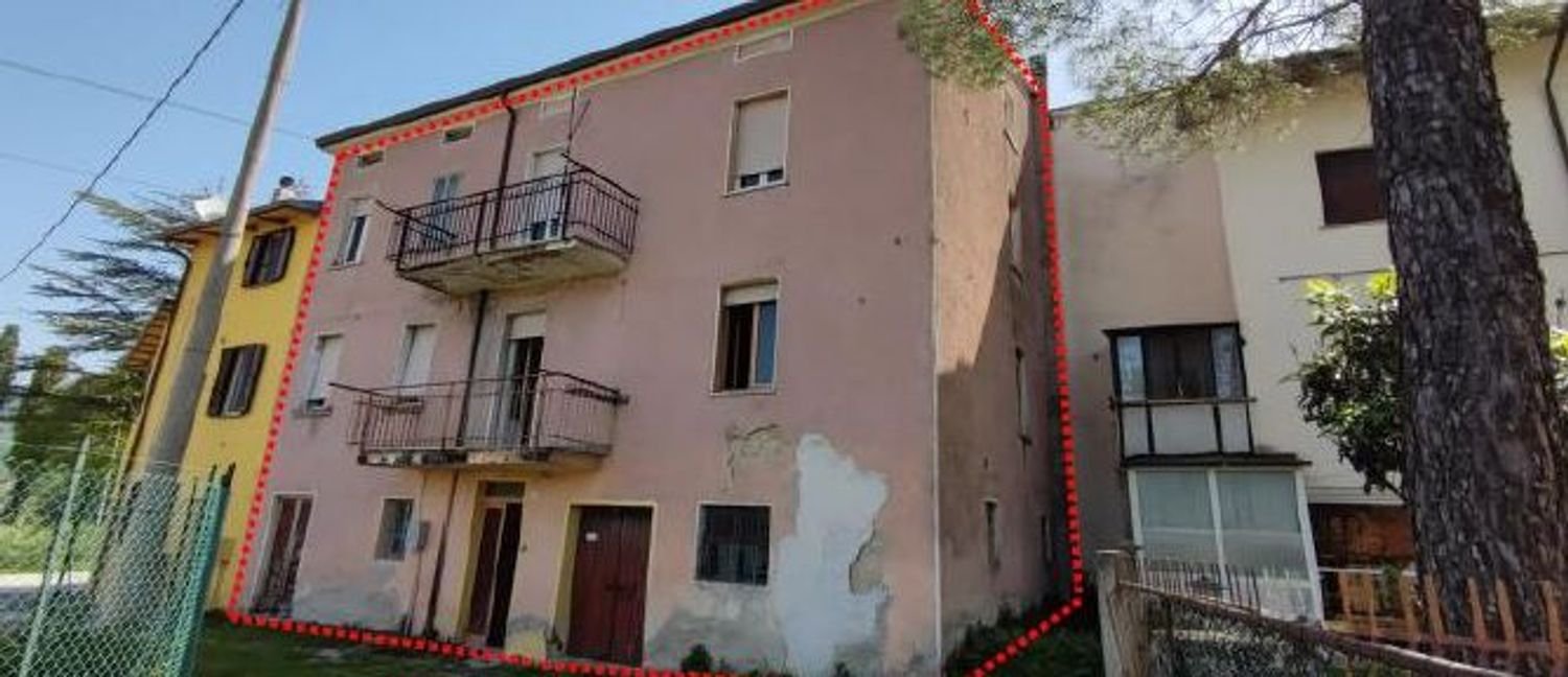 7 rooms House in Gualdo Tadino, Italy No. 46703