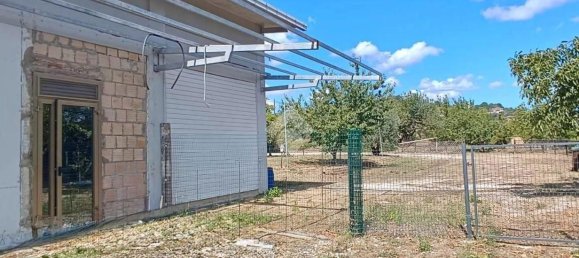 163m² Commercial property in Tortoreto, Italy No. 259065 3