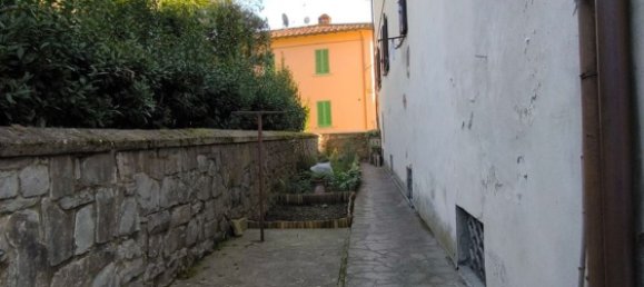 Квартира с 4 комнатами в Террануова Браччолини, Италия № 70901 14