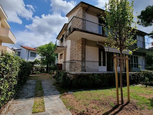 7 rooms Villa in Viareggio, Italy No. 39692