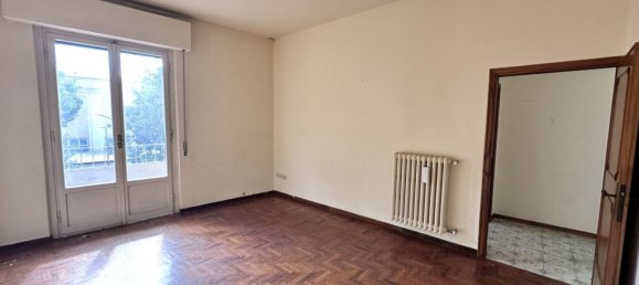 3 rooms Apartment in Florence, Italy No. 181810 3