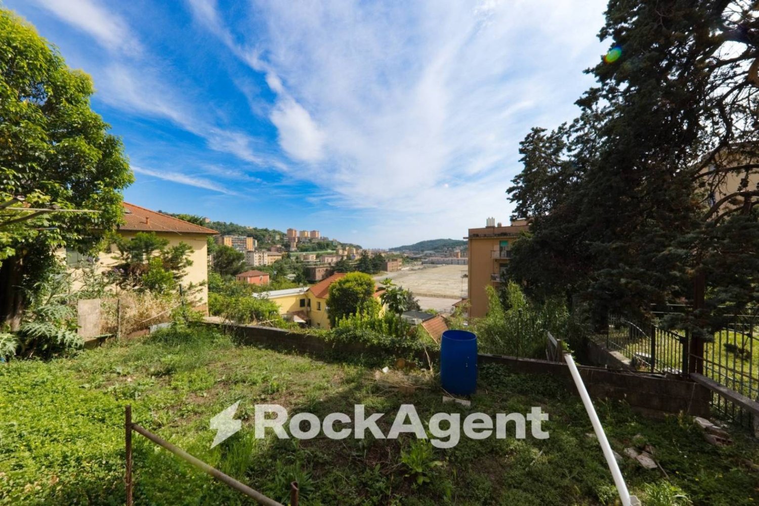 Apartamento de 3 dormitorios en Genoa, Italy No. 317980