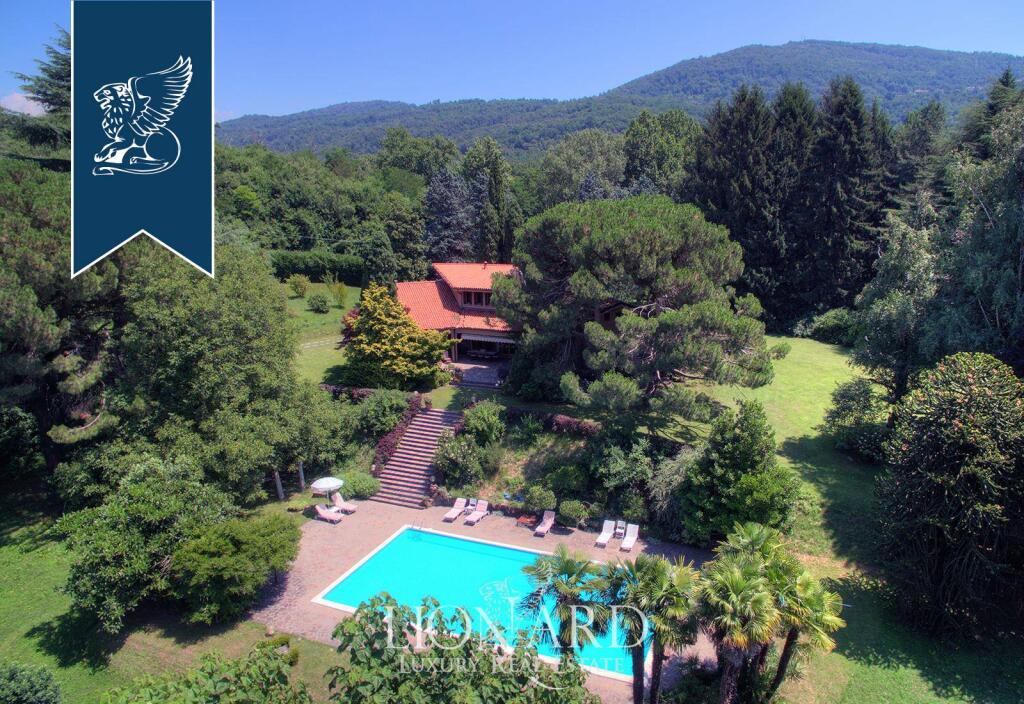 5 bedrooms Villa in Ello, Italy No. 370929