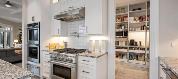 5 bedrooms House in British Columbia, Canada No. 1106 6