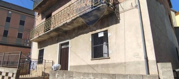 8 rooms House in Roggiano Gravina, Italy No. 78236 43