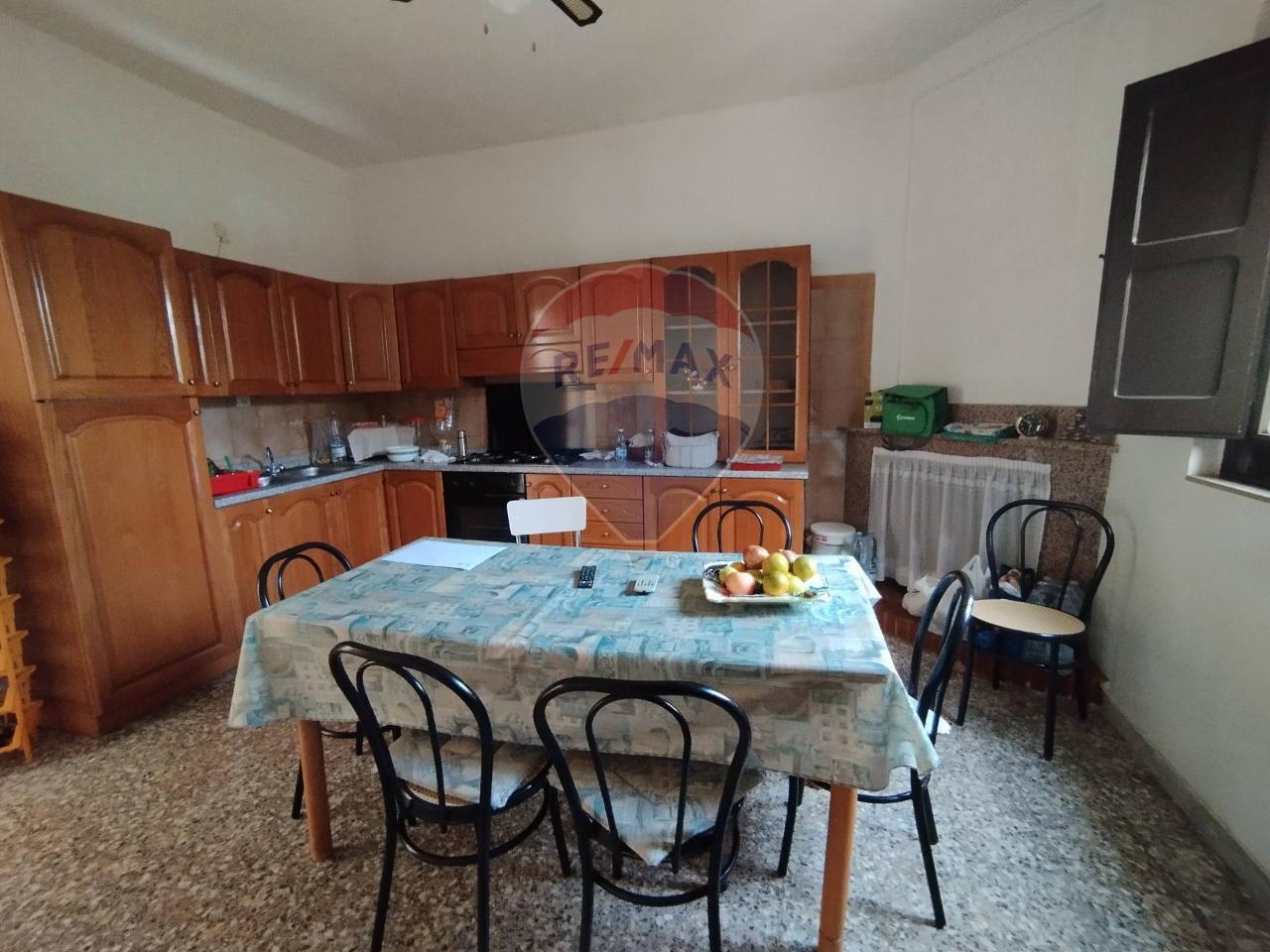 8 rooms House in Roggiano Gravina, Italy No. 78236