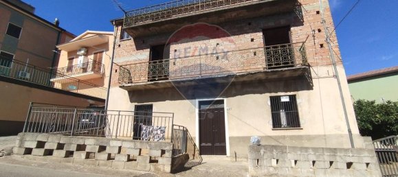 8 rooms House in Roggiano Gravina, Italy No. 78236 2