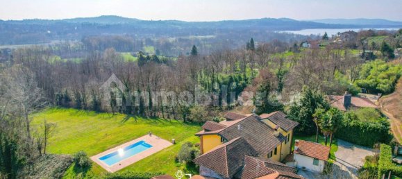 5 bedrooms Villa in Varese, Italy No. 68057 9