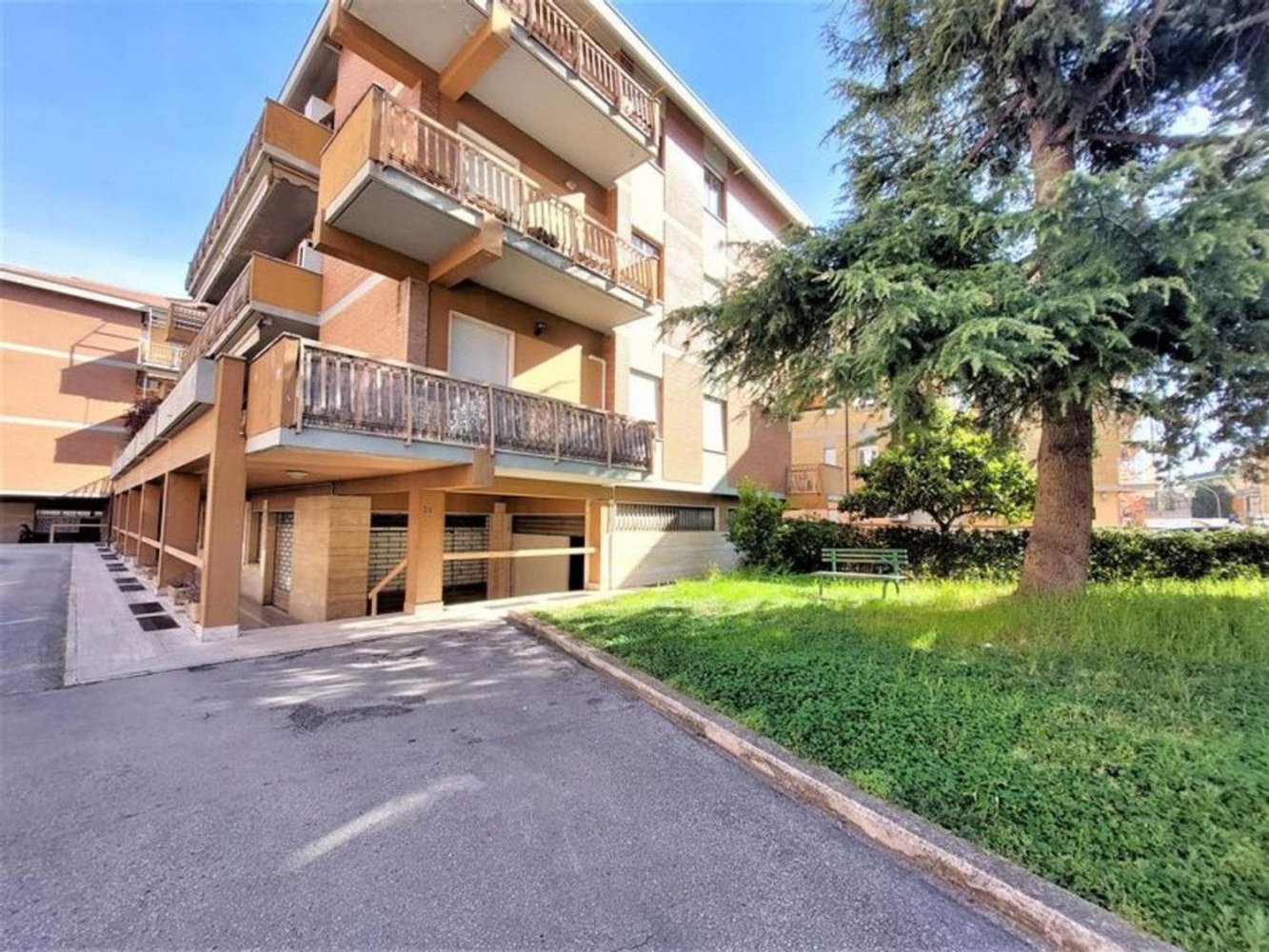 231m² Commercial property in Ascoli Piceno, Italy No. 369894