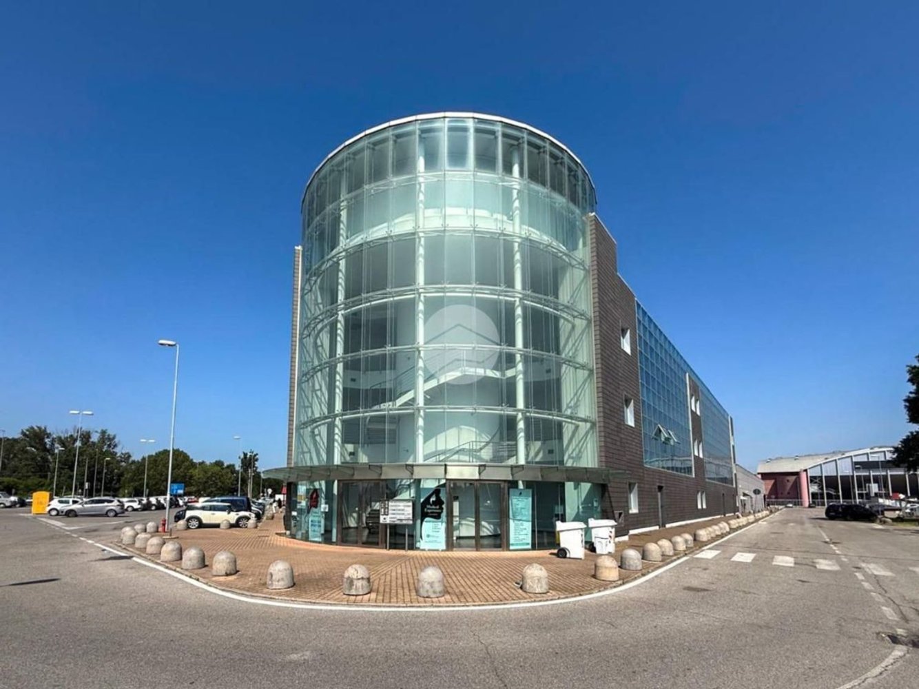 Oficina en Mantua, Italy 438 m² No. 364575