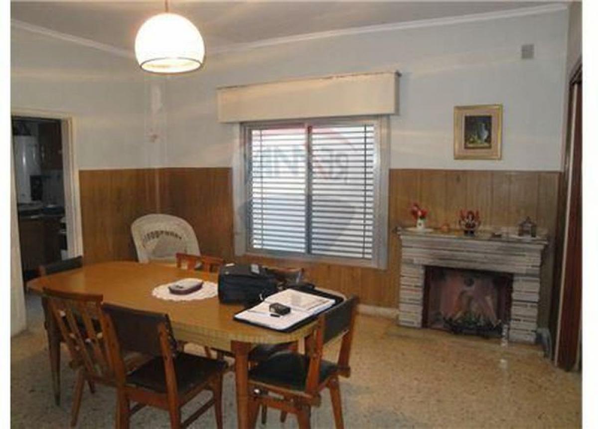 3 bedrooms House in Lanus, Argentina No. 18283